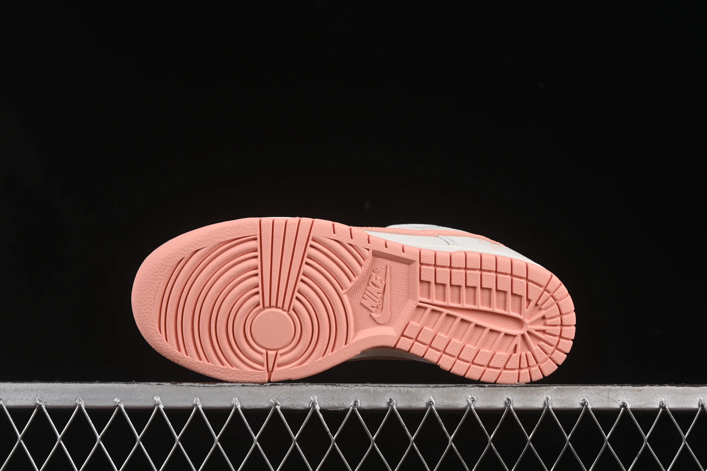 All categories Nk SB Dunk series Nk SB Dunk Low Low-top sneakers Nike SB Dunk Low Pink Love Anniversary high-end customization Low-top casual sneakers WP0212-015